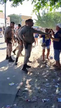 VÍDEO: Policiais agridem eleitores de Flávio Matos em Camaçari