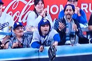 Dodgers vs Yankees: Espectador hace gran atrapada en incidente de interferencia de fanático