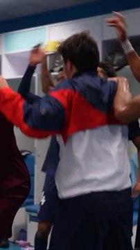« On est chez nous ! » ️Les joueurs du PSG célèbrent la victoire face à l’OM dans les vestiaires du Vélodrome ! #psg #parissg #velodrome #olympiquedemarseille #ligue1 #football #OMPSG