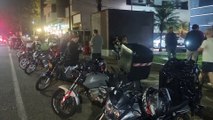 Motoboys fazem manifestação em frente à lanchonete no Centro de Cascavel