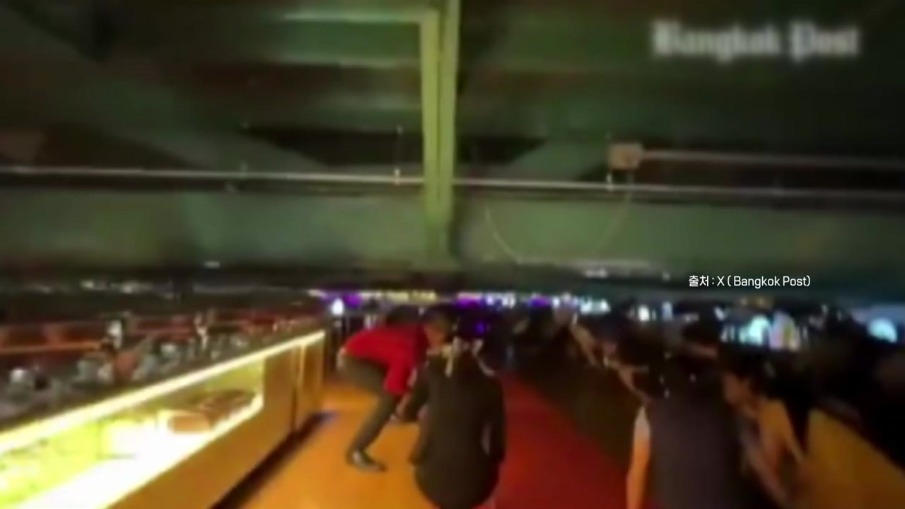 [나우쇼츠] 불어난 강물에 머리 위로 다리 상판이 '휙' / YTN