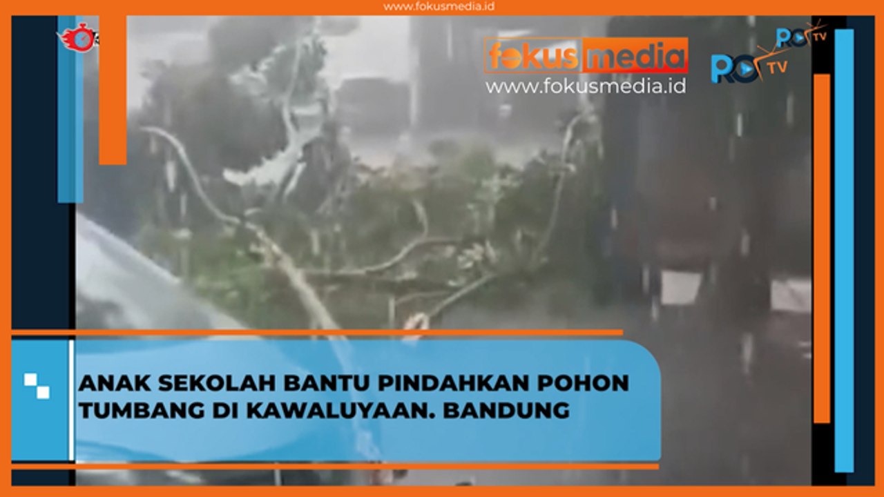 Anak Sekolah Bantu Pindahkan Pohon Tumbang di Kawaluyaan Bandung
