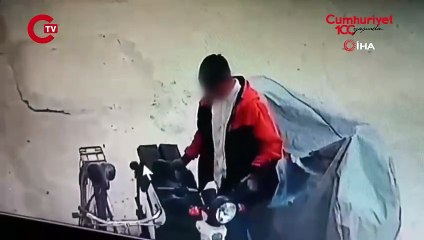 Kameralara aldırış etmeden iki elektrikli bisiklet çaldı