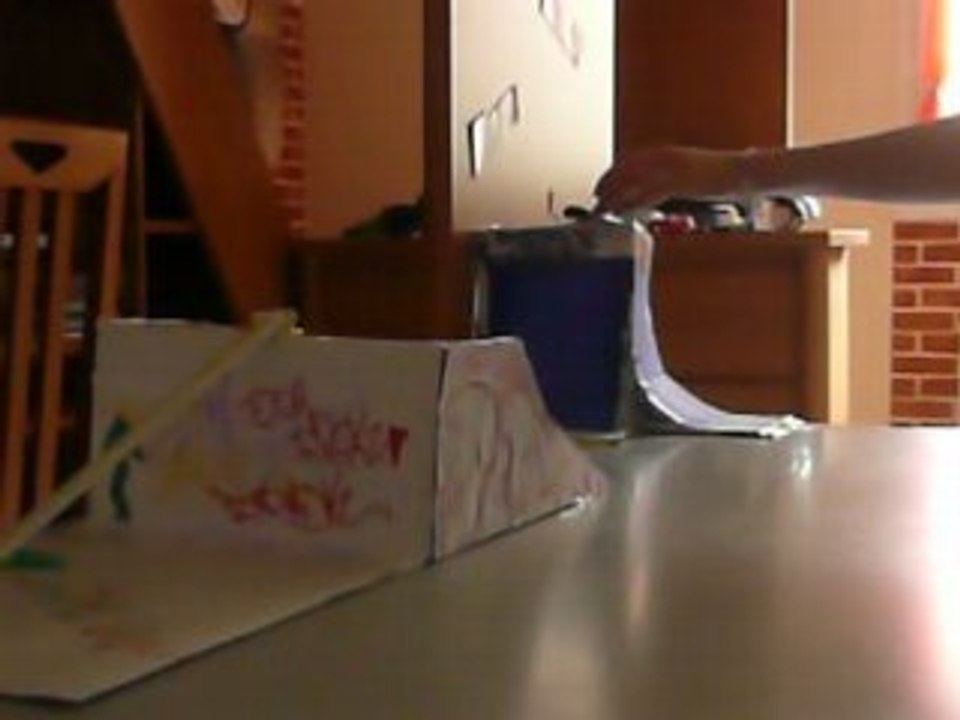 finger skate : Saut + slide sur la barre (2)