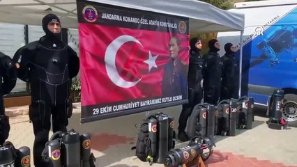 Jandarma SAK timleri, Cumhuriyet Bayramı'nı su altında Türk bayrağı açarak kutladı