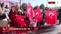 Sivas'ta öğrenciler Cumhuriyet'in ilanını duyuran temsili gazete dağıttı