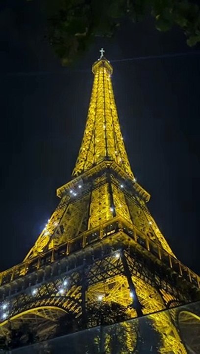 Le plus beau monument de France  La Tour Eiffel     Tous nos bons plans à retrouver en bio ! ❤️‍  Abonne-toi au Petit Mauda pour plus d'inspiration !   ©️ Crédit : @yeninesilgurbetci   #petitmauda #guide #pepite #anepasmanquer #exploration