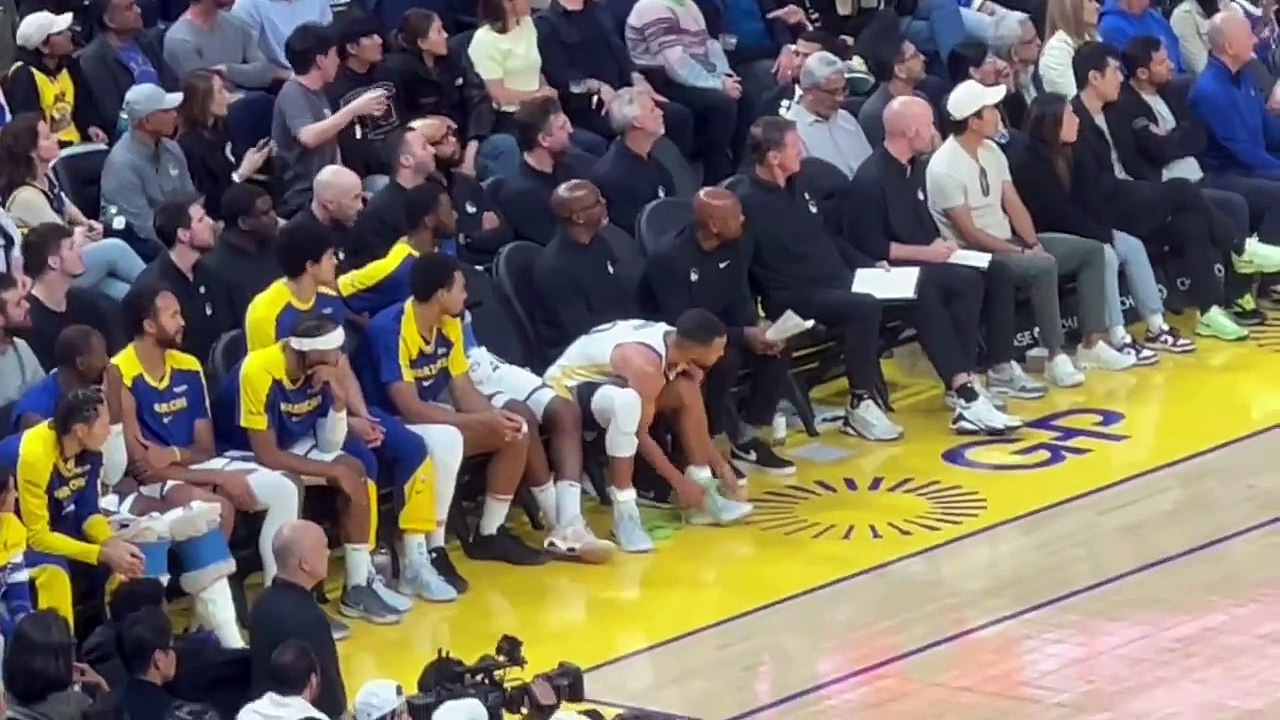 Stephen Curry sprains left ankle in Warriors' loss