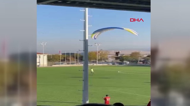 Evinin yakınındaki futbol sahasına paraşütle indi