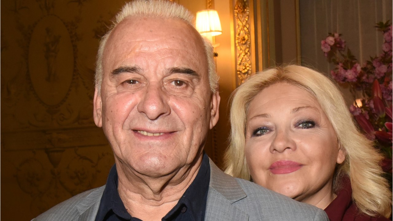 GALA VIDEO - Michel Fugain, 82 ans, en couple avec Sandra , “beaucoup plus jeune” que lui : “Je lui ai dit qu’elle allait me fermer les yeux…”