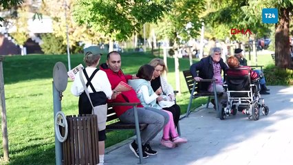 Dönemin kıyafetlerini giyen çocuk, 'Cumhuriyet’in ilanını yazıyor’ diyerek gazete dağıttı