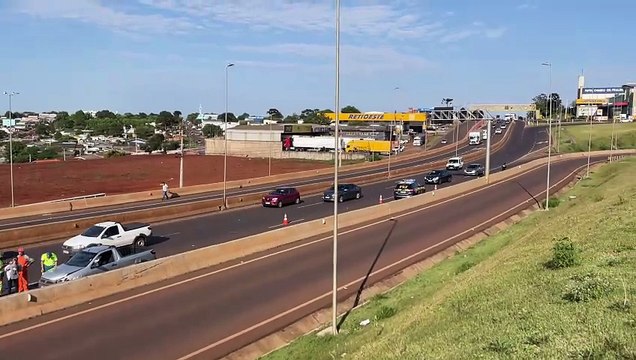 Strada tomba após colisão com caminhão no Trevo Cataratas em Cascavel