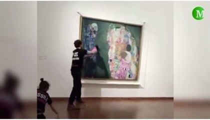 Clima, a Vienna attivisti imbrattano quadro di Klimt con un liquido nero: opera era protetta da un vetro