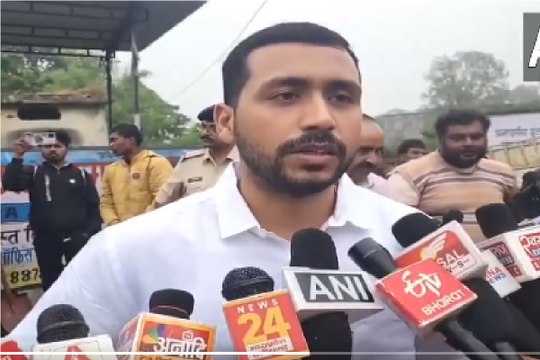 CG News: सूरजपुर में दोहरे हत्याकांड में जिले के तहसीलदार समीर शर्मा ने तोड़फोड़ अभियान में कही ये बात, देखें Video