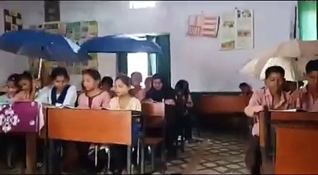 Viral Video : टपकती क्लास में छाता लगाकर पढ़ाई करते छात्रों का वीडियो हुआ वायरल