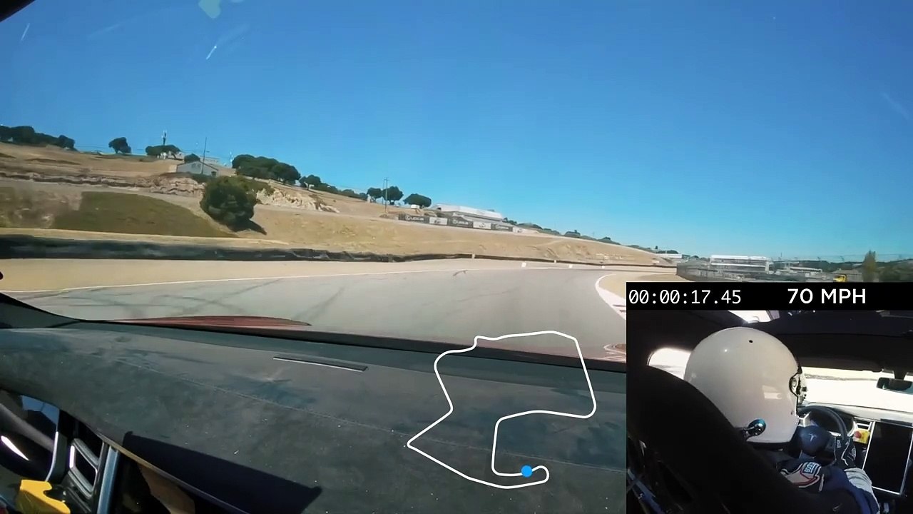 Tesla Models S fissa il record a Laguna Seca e sfida Porsche Taycan. Il video dell'impresa