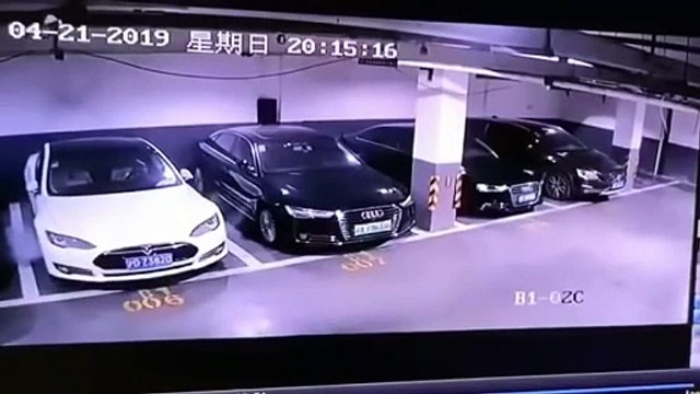 Tesla Model S esplode mentre è parcheggiata. Il video spopola sul web