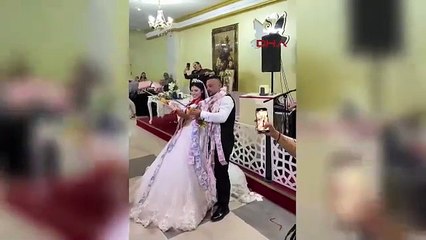 Sucuklar, dürümler havada uçuştu! Siz daha önce böyle bir takı töreni gördünüz mü?