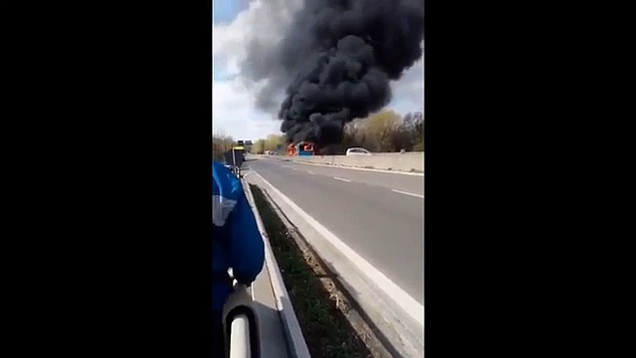 Milano, autista dà fuoco a bus pieno di studenti: “Stop ai morti nel Mediterraneo”. VIDEO