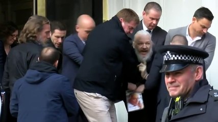 Julian Assange arrestato a Londra: in manette il fondatore di Wikileaks. VIDEO