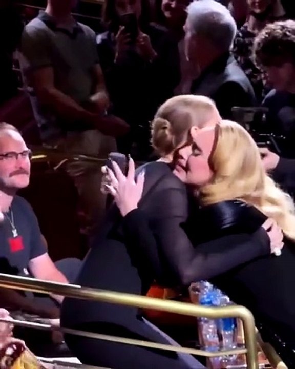  Adele y Céline Dion se abrazan y rompen a llorar en un concierto en Las Vegas