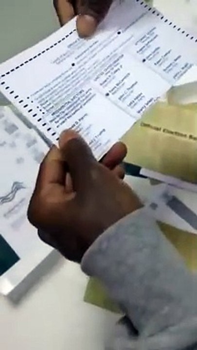 Election USA: Des agents russes sont à l'origine d'une fausse vidéo devenue virale montrant prétendument la destruction de bulletins de vote par correspondance en faveur de Donald Trump - Regardez