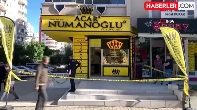 Kasklı Soyguncu Kuyumcuyu Vurarak Altınları Çaldı