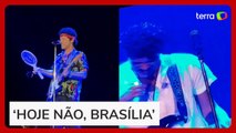 Após quase engolir mosquito, Bruno Mars aparece com raquete para afastar insetos em show