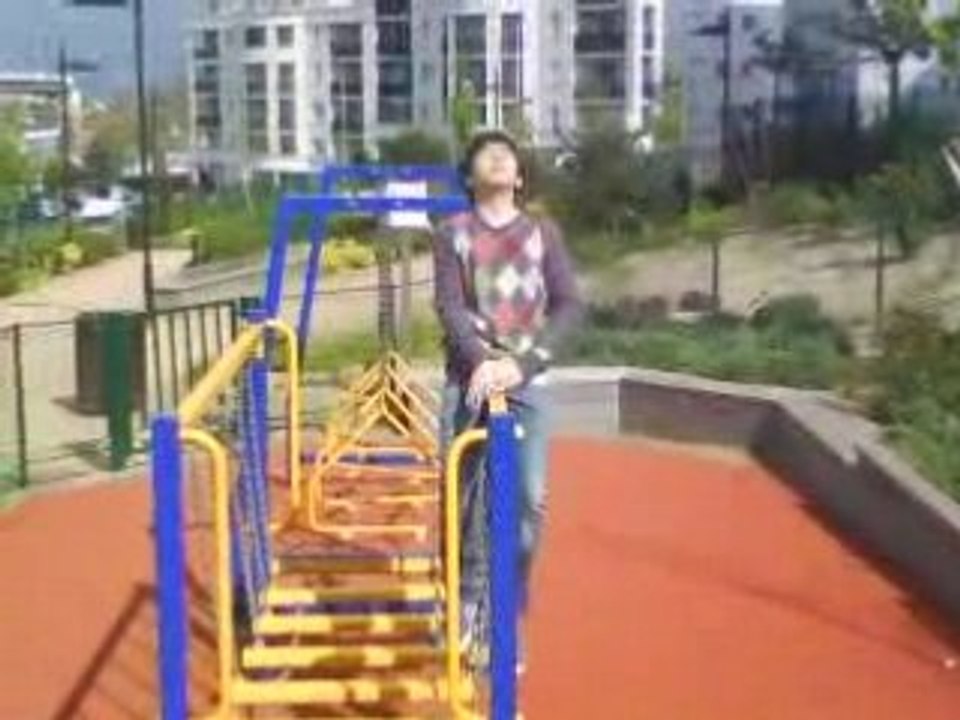 Buggy Bug se casse les couilles et le dos . . .