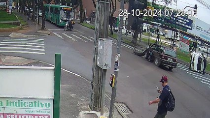 Motorista tomba carro após acidente em Santa Felicidade