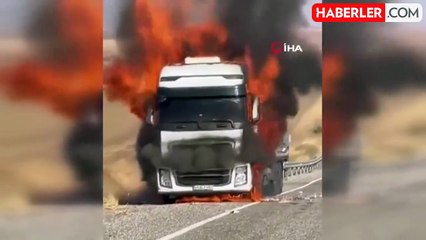 Diyarbakır'da Saman Yüklü Tır Yangını