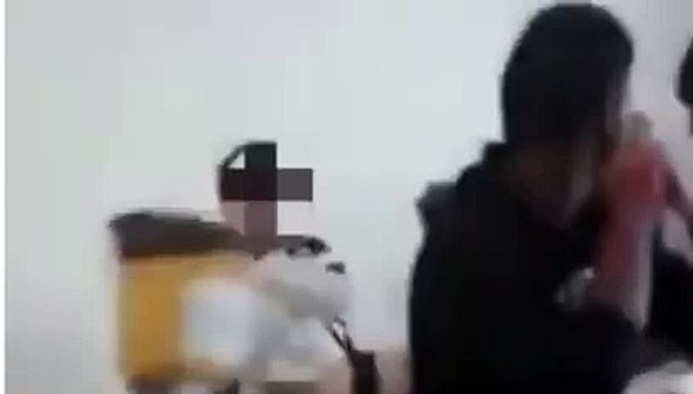 La Buona Scuola di oggi: alunno lancia il cestino contro l'insegnante (VIDEO)