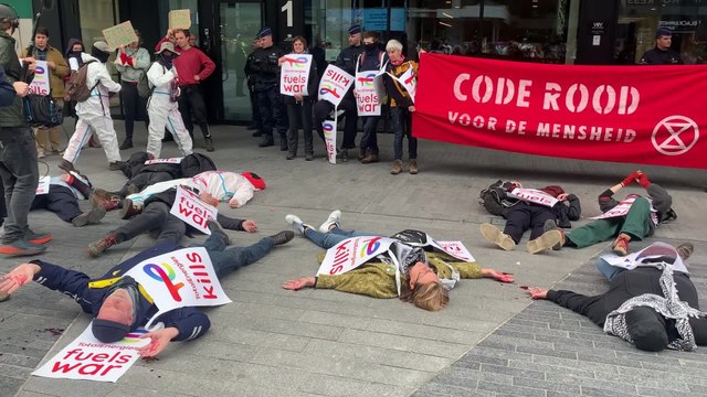 Les activistes de Code Rouge simulent leur mort devant le siège de TotalEnergies à Bruxelles