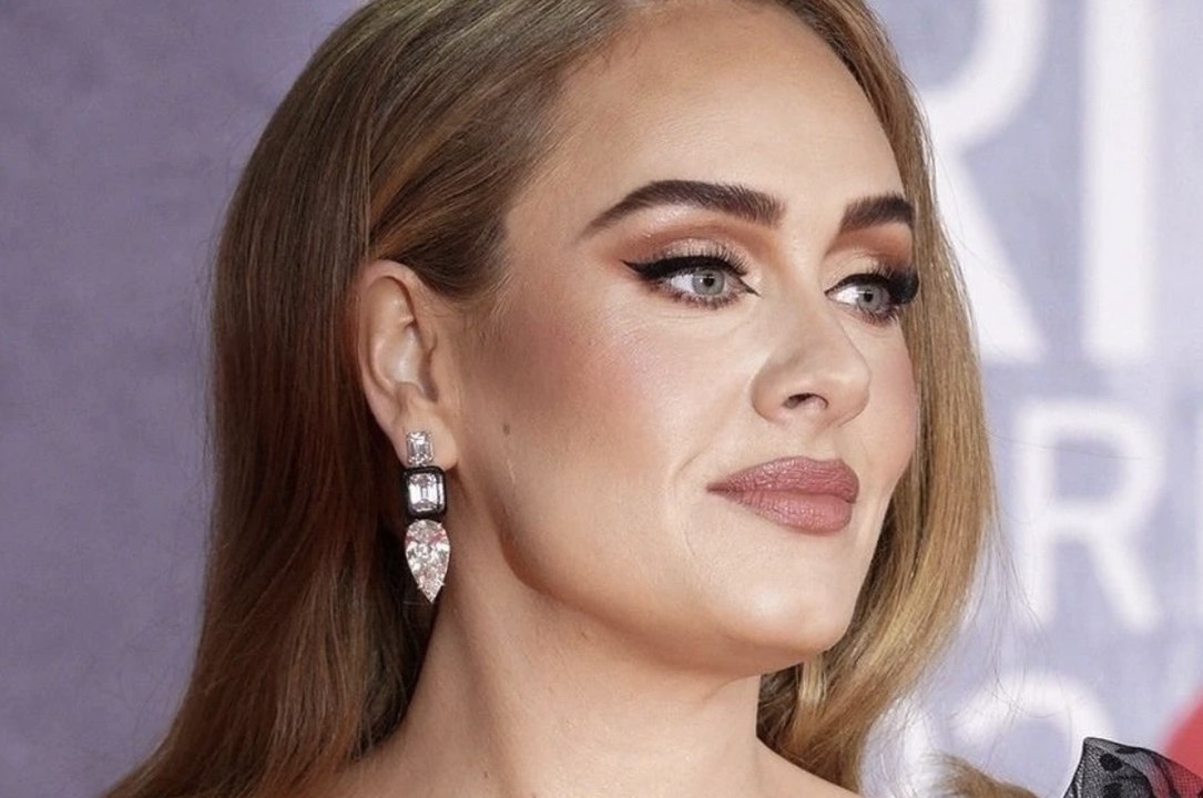 Adele : la chanteuse fond en larmes en découvra...