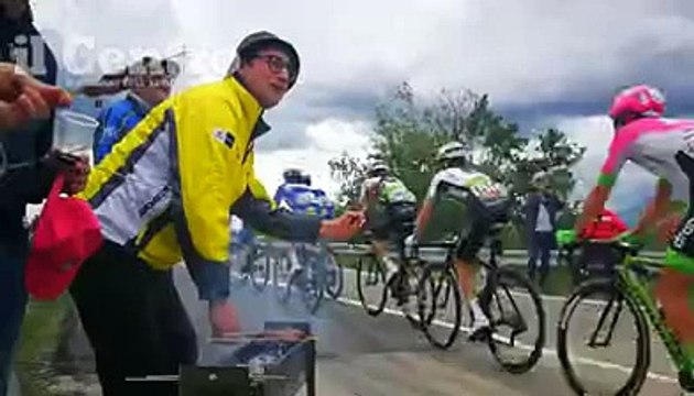 E c'? chi offre gli arrosticini ai ciclisti del Giro