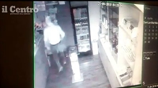 Il furto dopo la spaccata alla tabaccheria