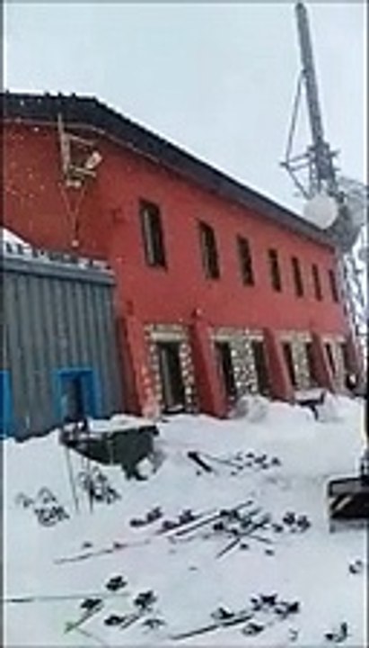 Buongiorno Primavera! Il saluto dal Rifugio Pomilio con la bufera di neve