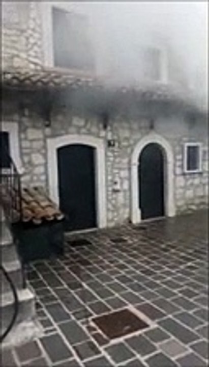 I vigili del fuoco recuperano la bombola del gas tra le fiamme