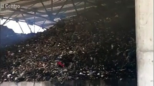 Bruciano i rifiuti ammassati nel capannone dell'ex Cirsu a Notaresco