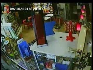 Le immagini dell'assalto alla tabaccheria