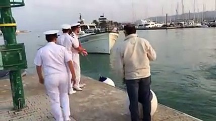 Applausi per il pescatore salvato in mare