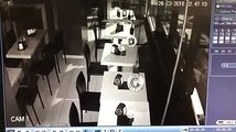 Il ladro solitario in azione nella pasticceria