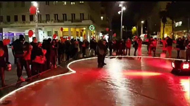 Pescara, bacio collettivo in piazza per festeggiare San Valentino