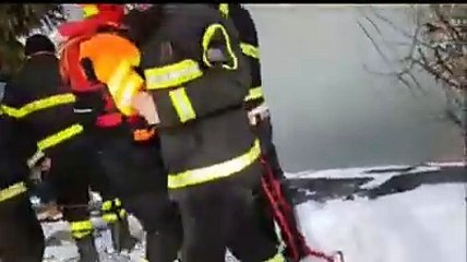Castel di Sangro, il salvataggio della cagnetta affondata nel ghiaccio