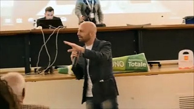 L'inviato di Striscia la Notizia incontra gli studenti della d'Annunzio