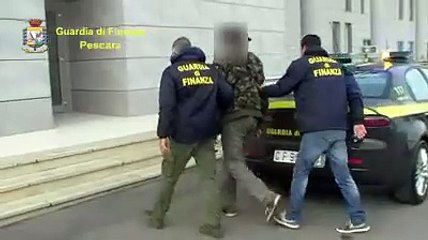 La fabbrica dei falsi, merce stoccata anche nelle cabine del mare