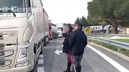 Centinaia di Tir in colonna dopo il via libera, ma nelle Marche non si pu? passare