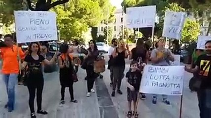 Mamme a pap? manifestano a Pescara sul caso mensa nelle scuole