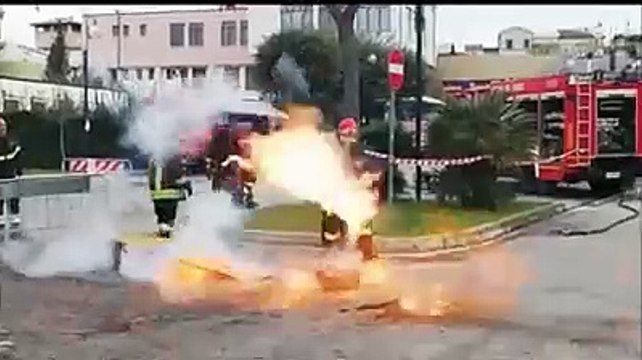 Bombole del gas a fuoco e salvataggio da brividi dei vigili del fuoco