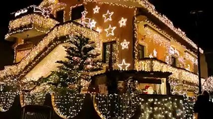 Quanto brilla la casa di Babbo Natale!